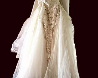 Gorgeous vintage wedding dress!