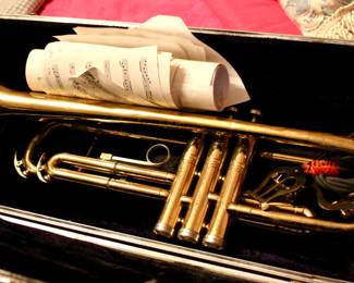 Trumpet horn and case musical instrument