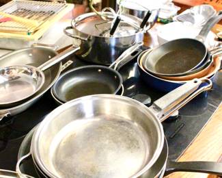 Pots and pans in good condition 