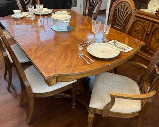 Beautiful Wood Dining Table , Hutch and Server/Bar 