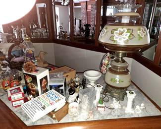 Gone with the wind lamp and collectibles