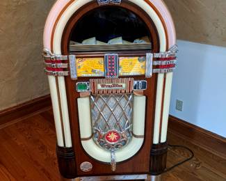 Vintage 1947 Wurlitzer juke box fitted with cd player system.