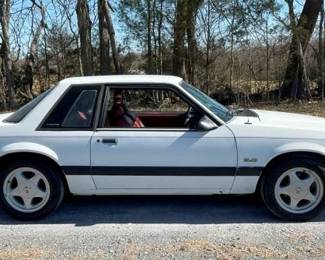 1989 WHITE MUSTANG COUPE