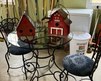 Bistro set & bird houses 