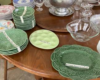 Round oak table with lazy Susan and 6 Windsor chairs, majolica plates