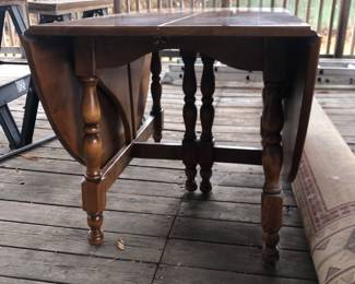 Large dropleaf table with 6 chairs and 2 extra leaves
