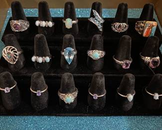 LARGE NUMBER OF STERLING/GEMSTONE RINGS