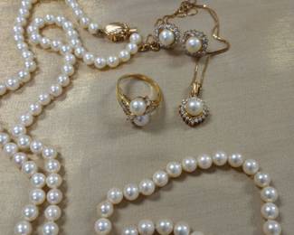 Beautiful 14k gold & pearl jewelry.