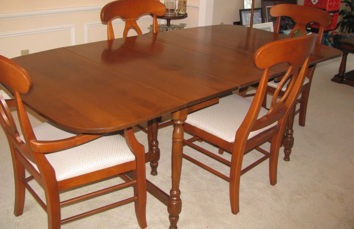 Dining table/ 4 chairs