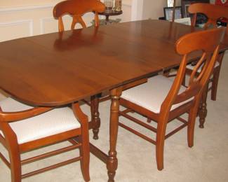 Dining table/ 4 chairs