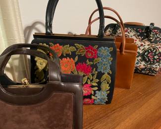 Lots of vintage handbags 