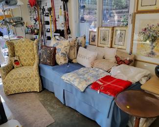 Dux Adjustable Bed With Custom Spread and Pillow  Shams