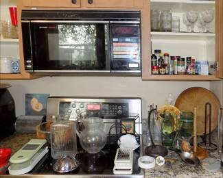 Kitchen goods, spices, glassware