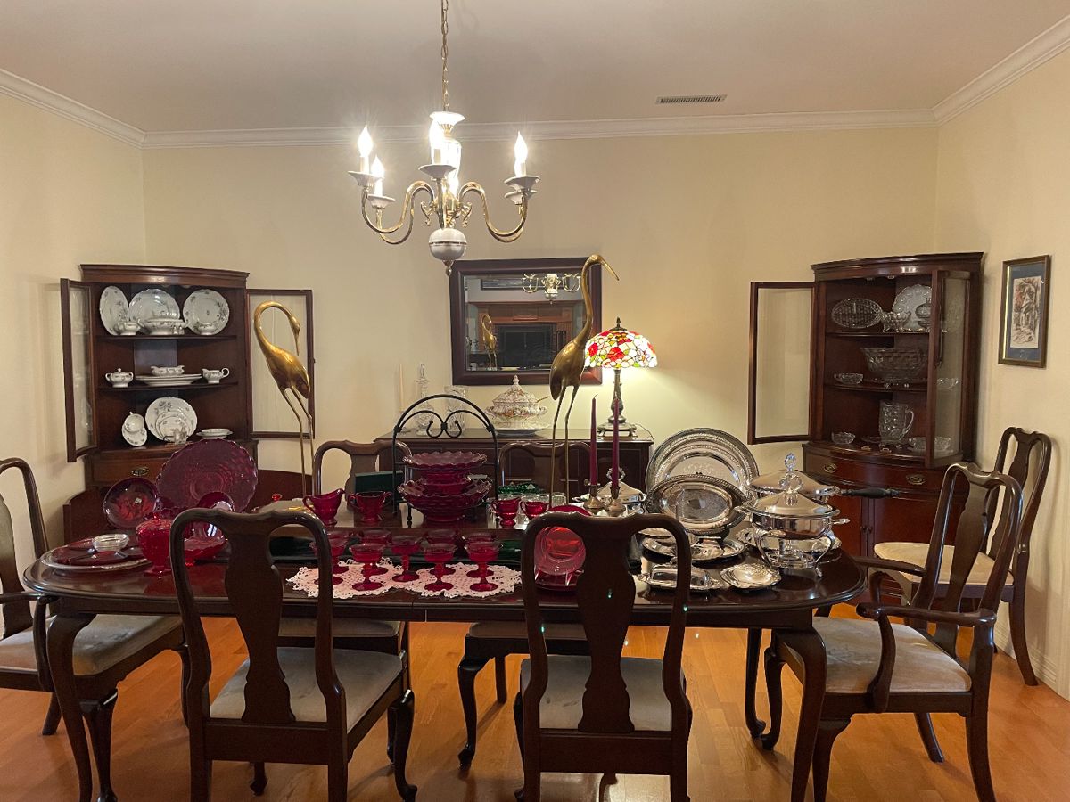 Gorgeous Vintage Ethan Allen formal dining set, two leaves and eight chairs