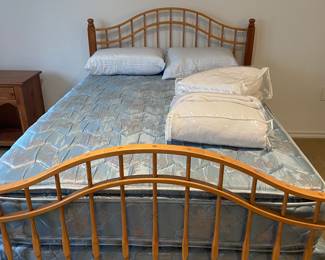 Ethan Allen Country Craftsman Queen Bed. 64"x48" x 86" d