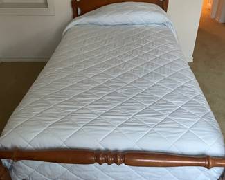 Pair of vintage 4 poster twin beds. Excellent condition