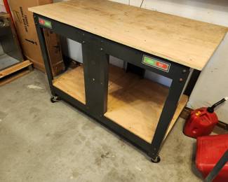 Very nice roll around Work table