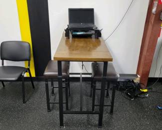 Table and 2 benches. Computer NFS