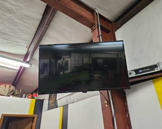 TV with brackets (2)