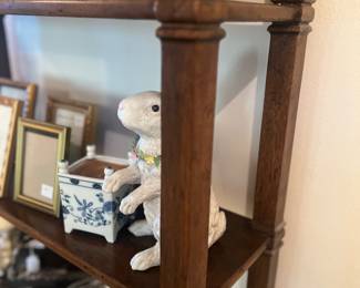 Detailing on wooden bookshelf 