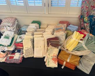 So many beautiful sets of cloth napkins