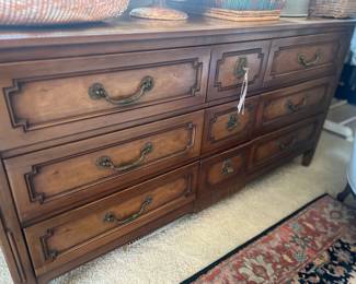 Beautiful Henredon chest of drawers 