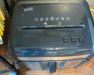 Staples Mailmate Paper Shredder