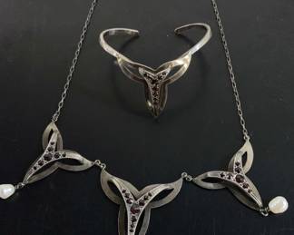 NP Sterling Silver Garnet & Pearl Jewelry Set Eng