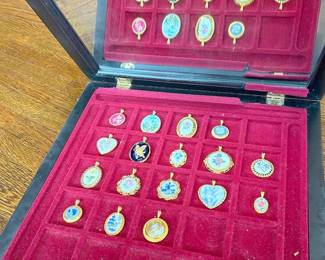 17 Pendants Of The Worlds Great Porcelain Houses With Certificates Of Authenticity Pickard China, 24kt GoldClad Frames