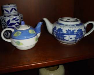 2 blue tea pots