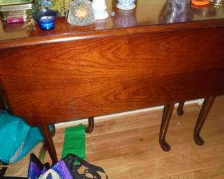 Mahogany Queen Anne table w/double drop leaf  excellent condition