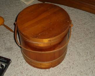 Wood basket/bucket w/handle  excellent condition