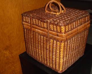 Midcentury picnic basket w/all plates/cups & utensils