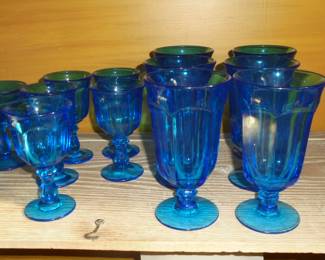 5 blue matching sherry glasses / 6 blue matching tea glasses