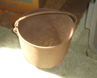 Antique iron pot w/handle 