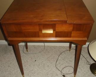 Mid century singer sewing machine in wood cabinet