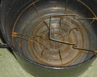 Large canning pot w/jar holder inside