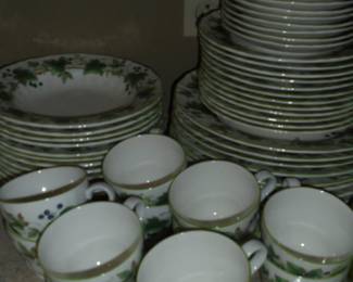 Mikasa Country Classic vine china dishes pl setting of 12
