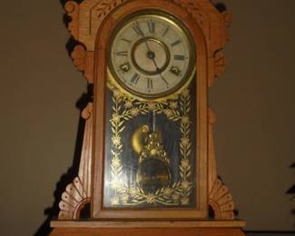 Vintage clock w/key