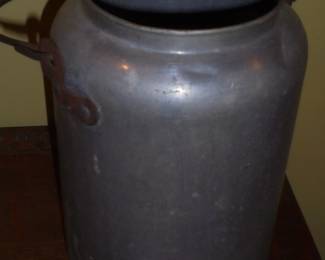 Vintage aluminum 1 gal pot w/handle