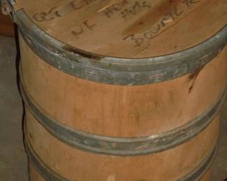 Vintage wood keg w/lid