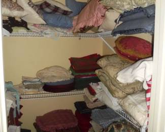 Misc linens /pillows/placemats/quilts