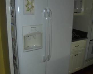 Side by side Frigidaire freezer/ref w/ice maker