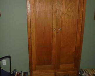Antique oak armoire w/key - 2 doors and 3 shelves