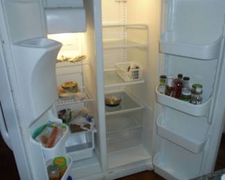 Side by side Frigidaire freezer/ref w/ice maker