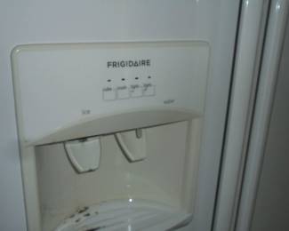Side by side Frigidaire freezer/ref w/ice maker
