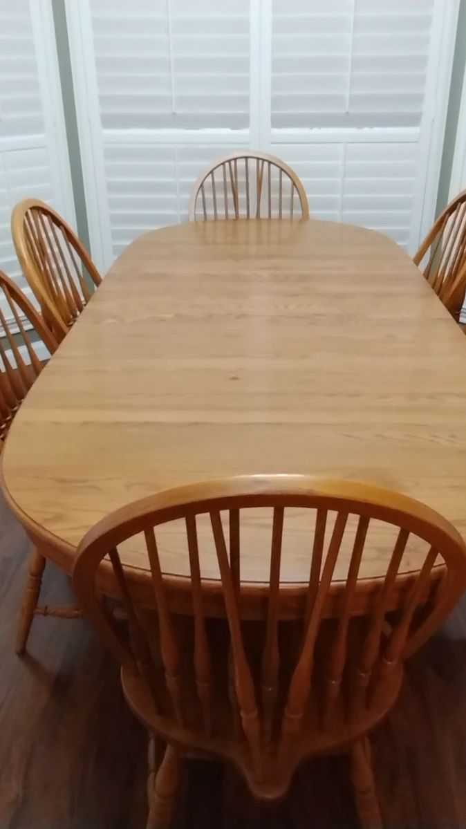 Nice dinning table with 6 chairs 