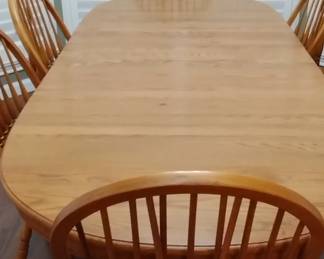 Nice dinning table with 6 chairs 