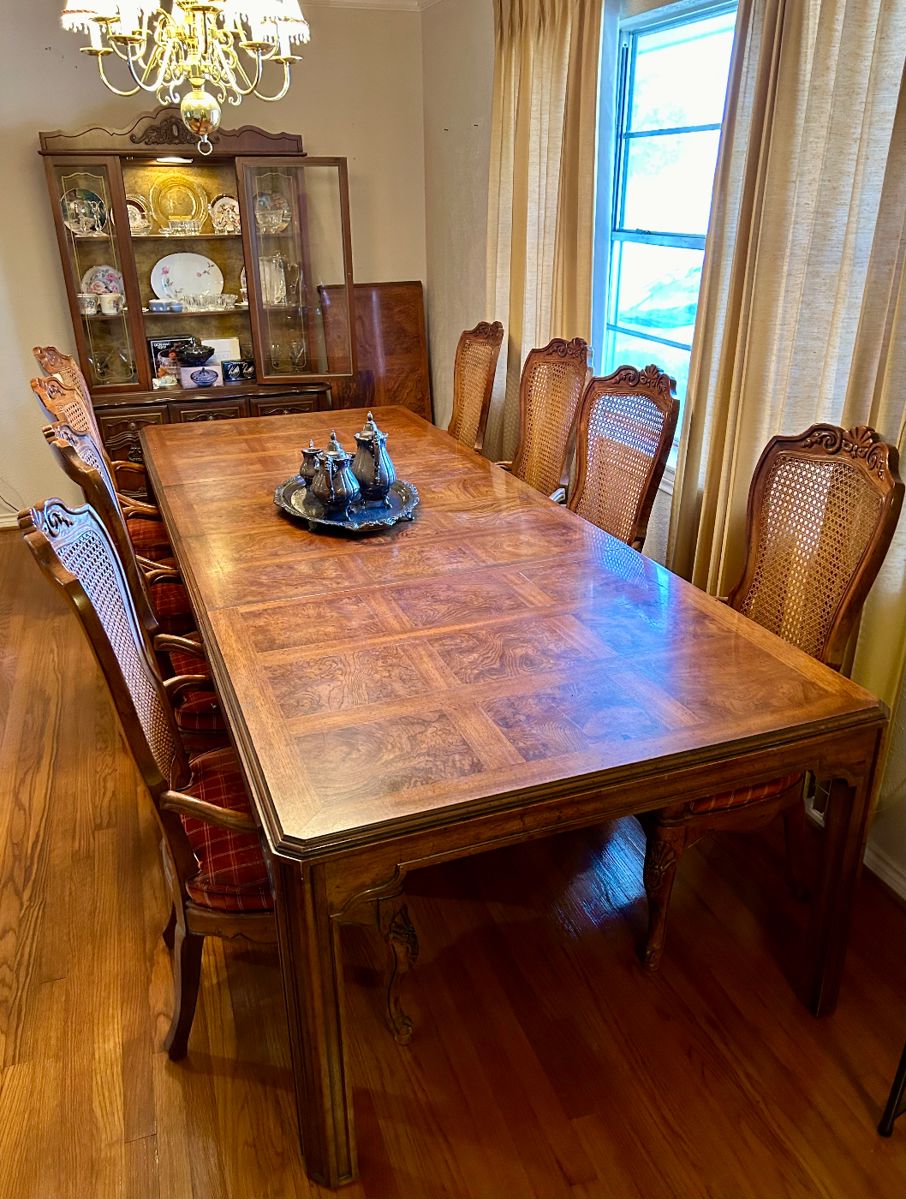 Very nice and long dining table & chairs
