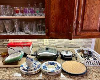 Small kitchen appliances, dishes, glasses & other kitchenwares 